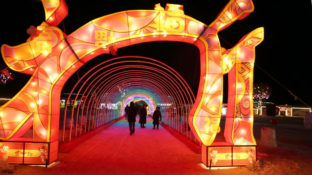 康巴诺尔之夜，冰雕为骨，彩灯为魂。18帧流光溢彩，见证张家口市康保县2026康巴