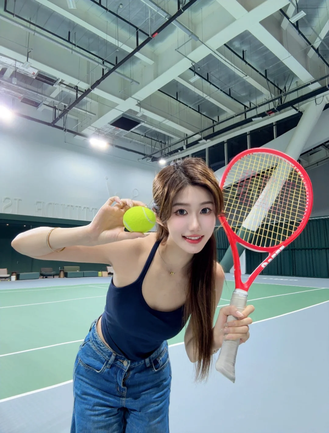 谁家好人半夜穿牛仔裤打网球