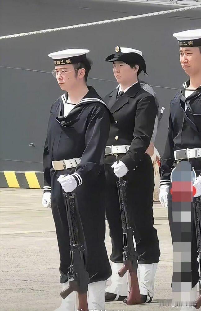 日本自卫队这军容有点糖，还想“长期作战”？
那只能给它配一张“帝国的蔑视”了！要