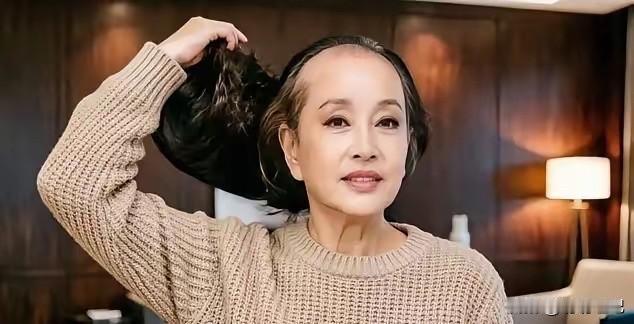 刘晓庆在节目里坐定，灯光打下来，两百多人盯着。她抬手，摘掉那顶跟了她三十年的定制