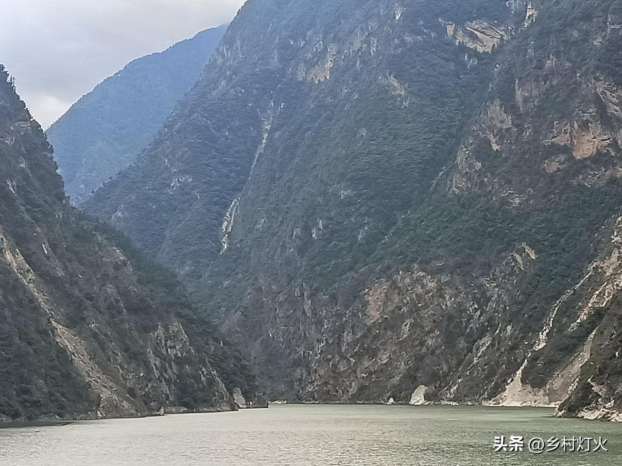 这甘孜的水漂亮吧？但有谁又知道这河里的垃圾堆成了山！
有时真搞不懂，为什么有人把