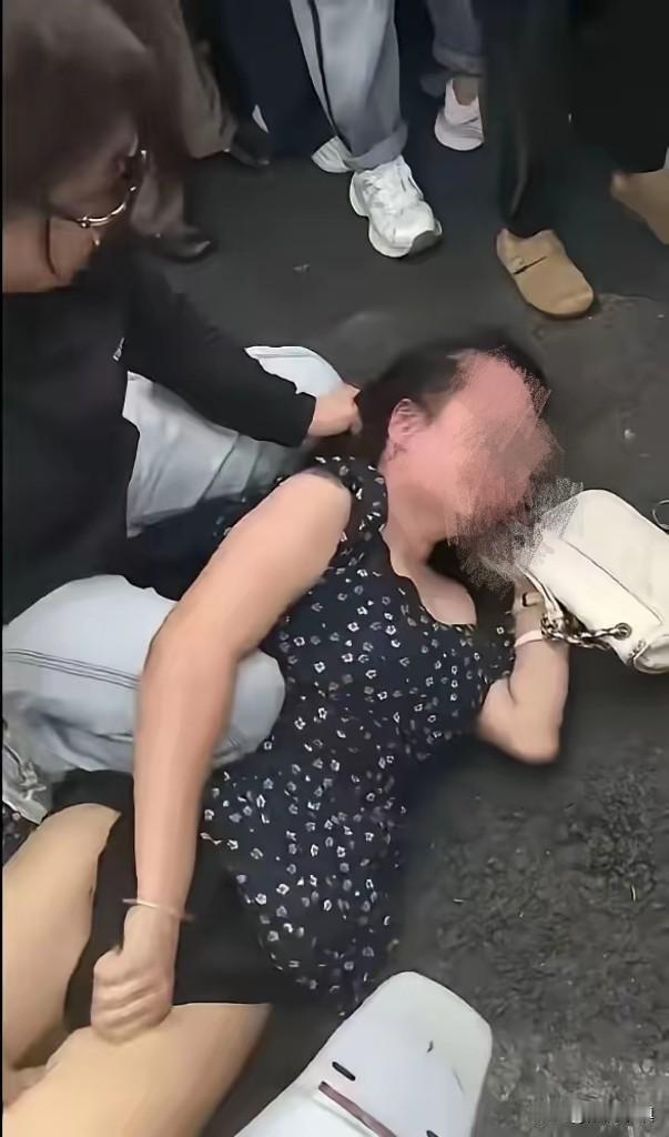 震惊！触目惊心！这是刚刚在网上看到的视频……

不管她有多大错误，哪怕杀人放火、