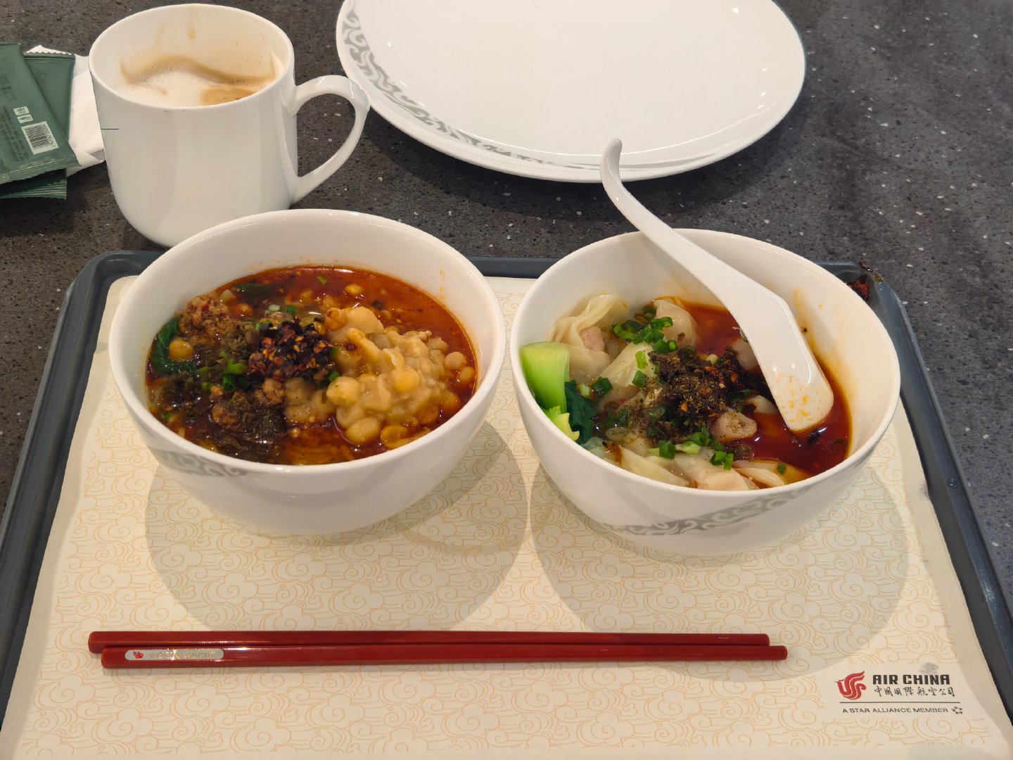 好想常驻重庆哦，机场的餐食太有幸福感了，在北京只能吃泡面，我最喜欢的重庆小面这款