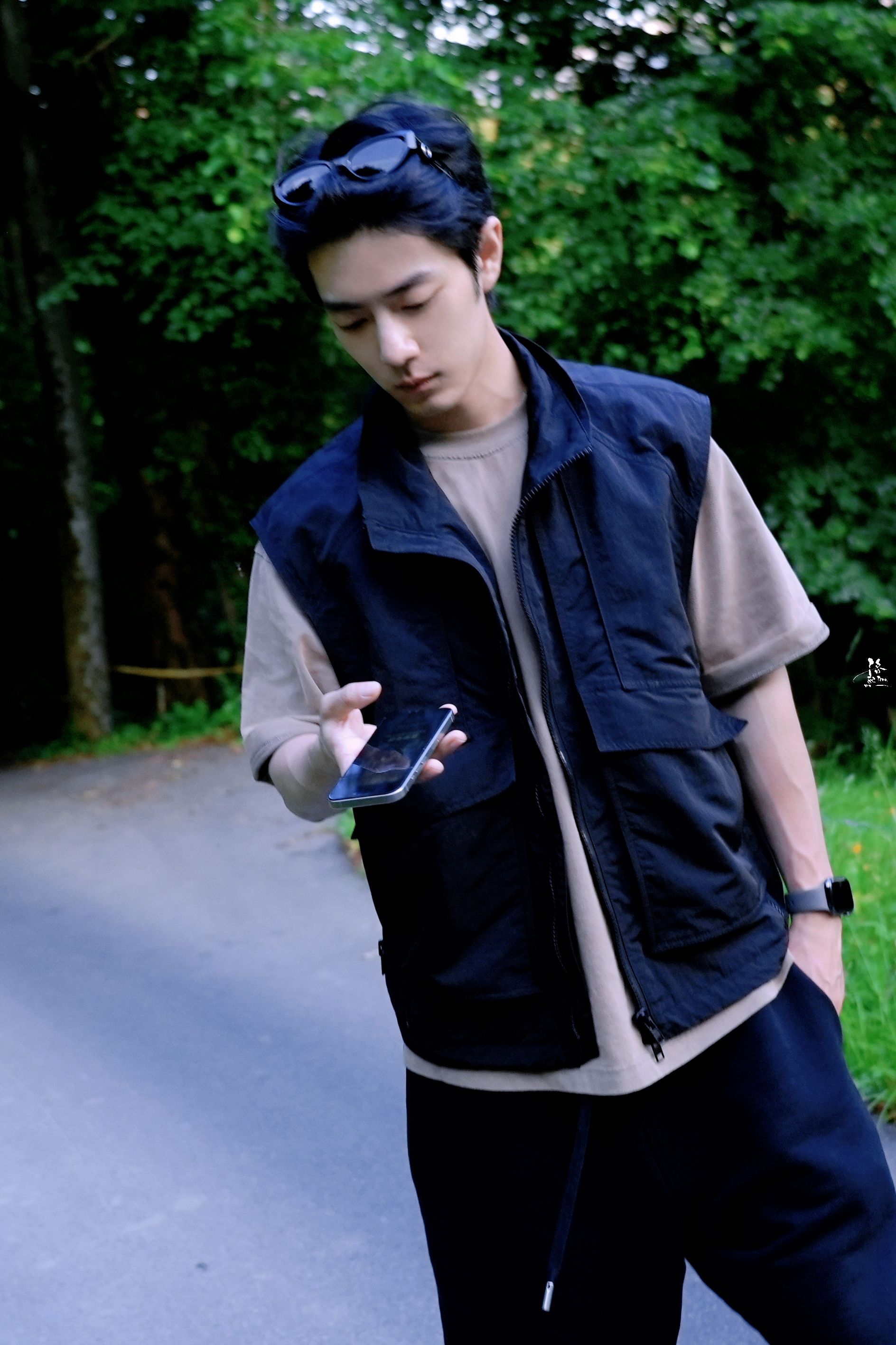 肖战 造型◎肖战单手飞身上马和男朋友出门旅游，帮男朋友拍照系列！张本看肖战的眼光