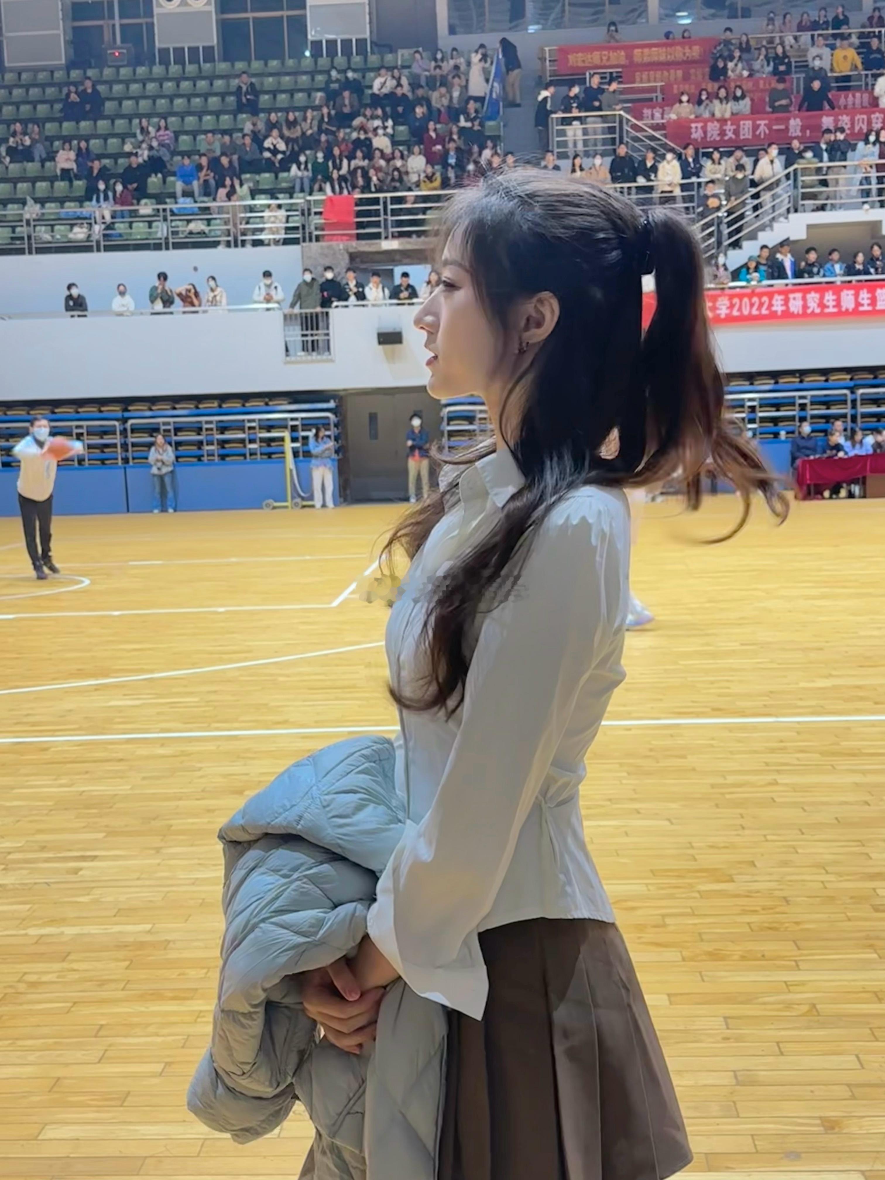 今年筹办的研究生篮球赛和啦啦操赛终于结束啦 （和部门的伙伴们去夜爬岳麓山真的好快