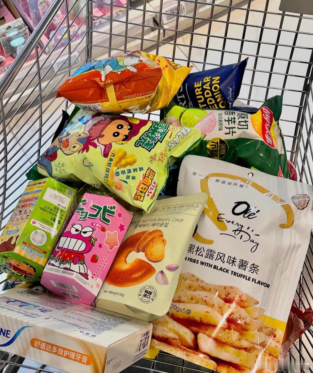 两个弟弟出门买的年货其实小孩爱吃的大人也爱吃，所以派小孩去买年货的唯一缺点就是放