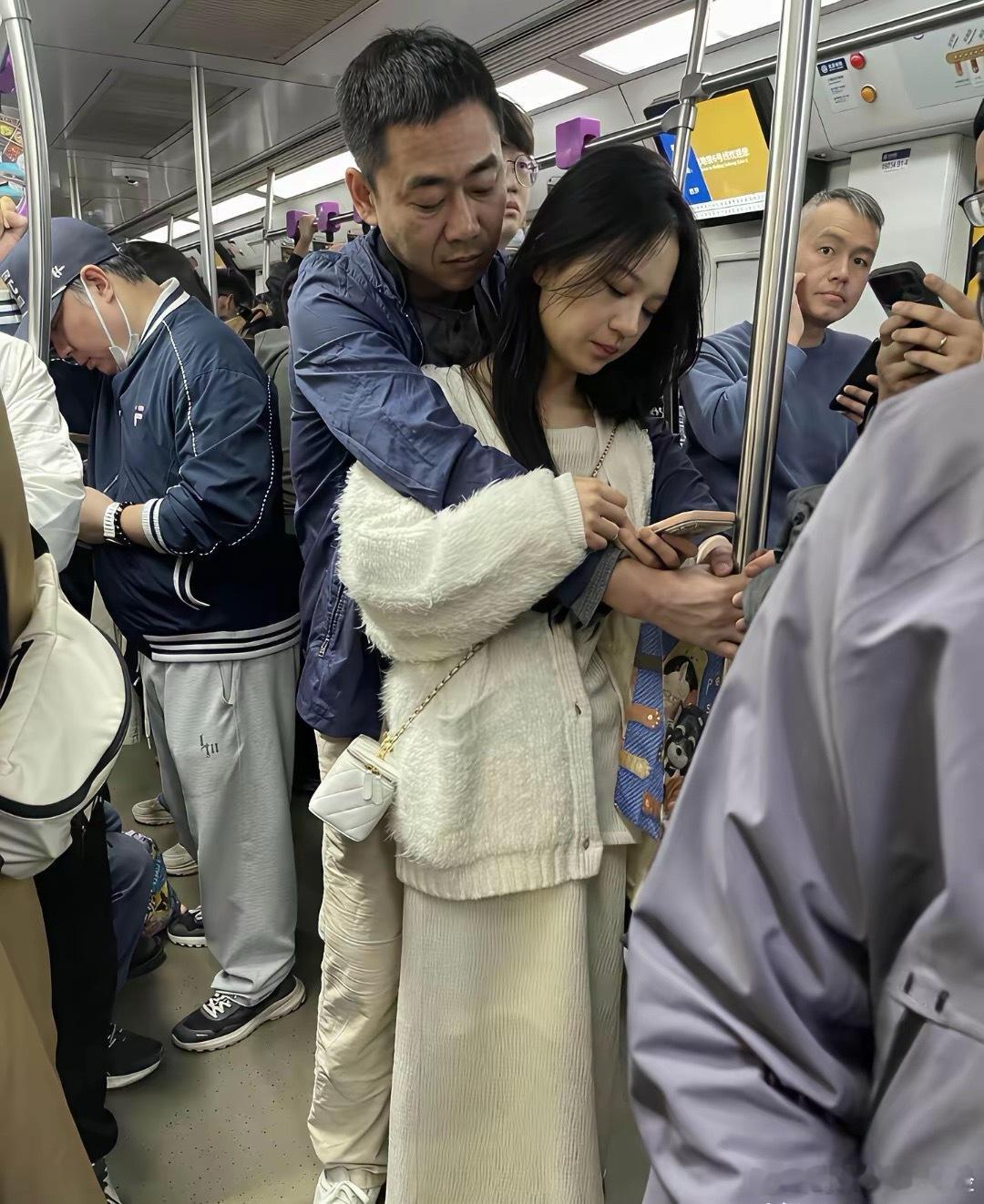 大叔一脸宠溺，女孩生无可恋