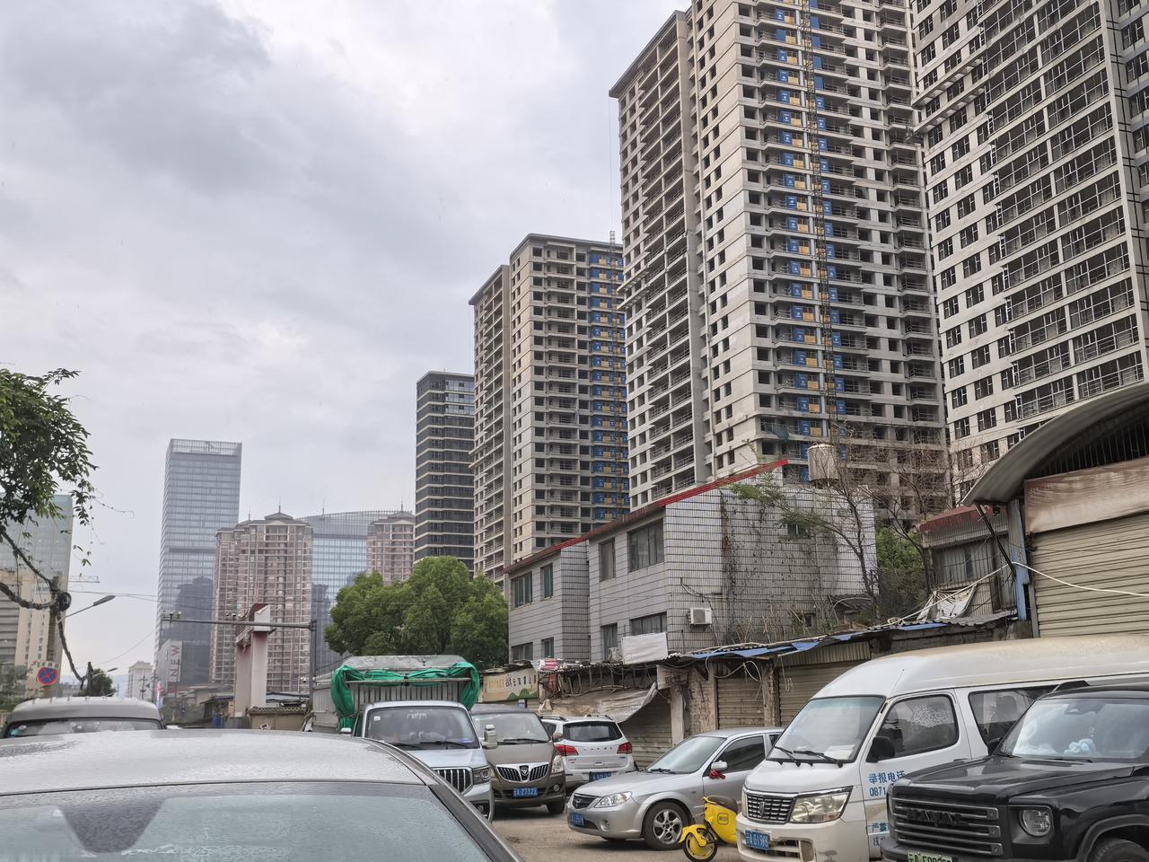 终于知道为啥昆明的西山区的绿荫大道为什么修不通了，就是有钱都难，在金广路中中断，