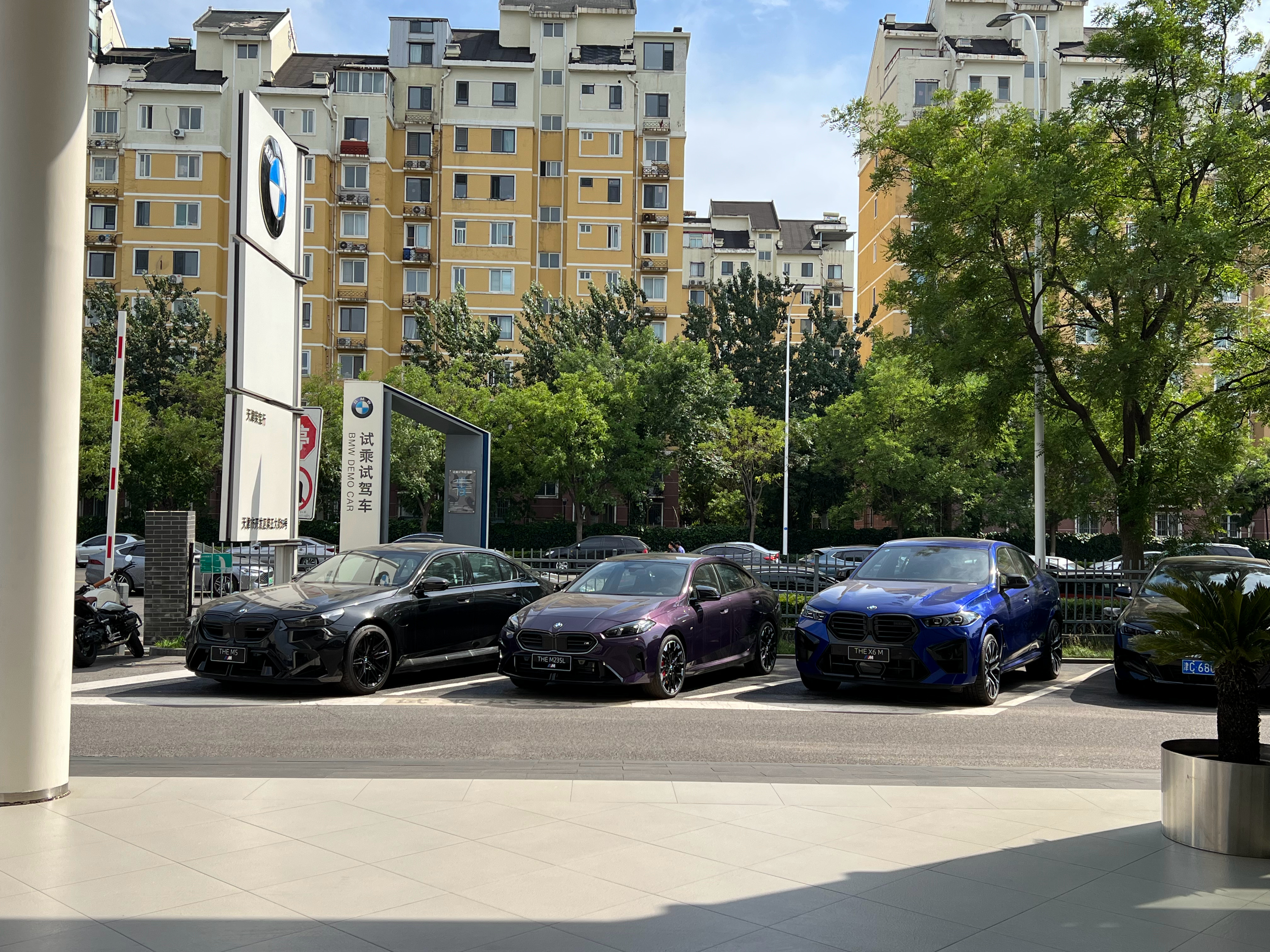 试驾车方面，这家5S店还是很权威的黑色新款M5 好低好凶 天津·天津荣宝行汽车销