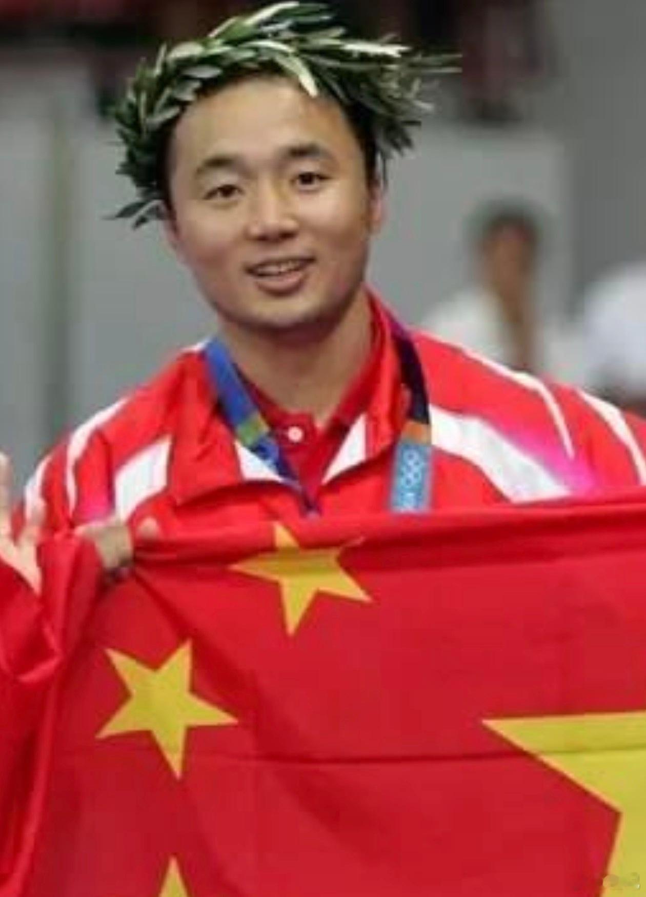 中国羽毛球协会主席张军被查小伙原本挺好的，不控糖，头发没了，典型的碳水脸➕糖化脸