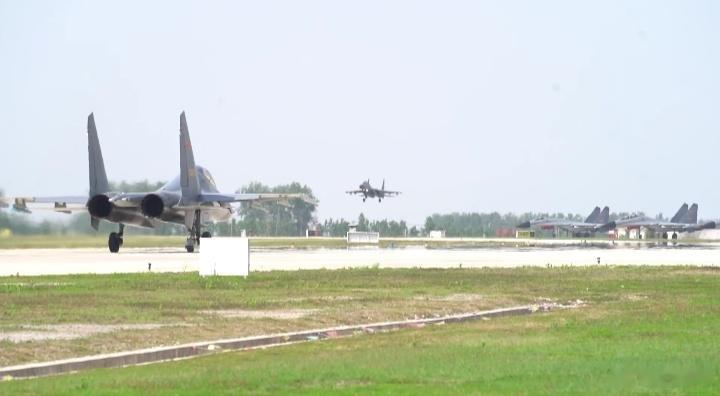 参加护航的空军某部 ​​​