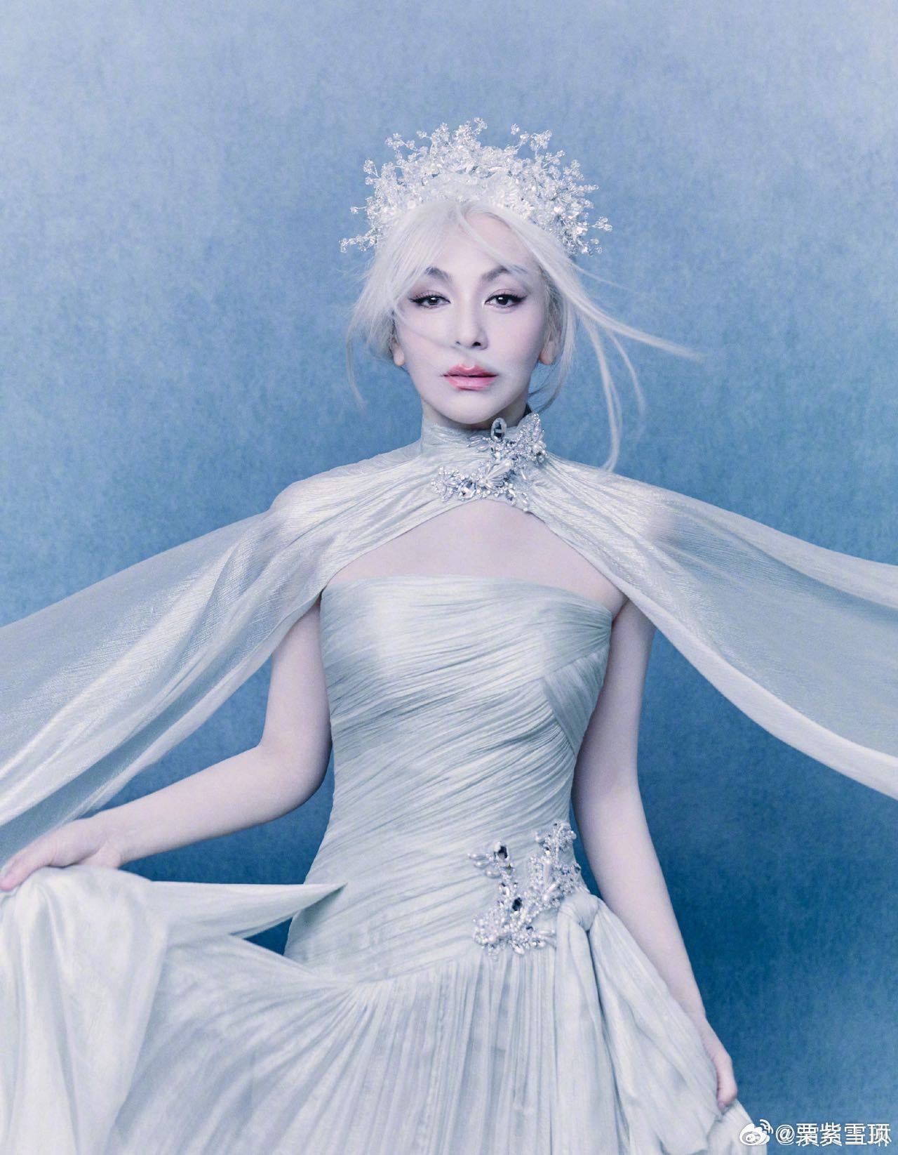 55岁雪姨走秀状态雪姨银发 谁看了雪姨这个走秀状态能看出她今年55岁了，无论是远