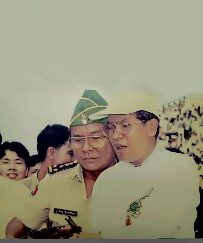 洪森这衣服有个性，有把枪，那时的他开始发胖了，但还年轻。