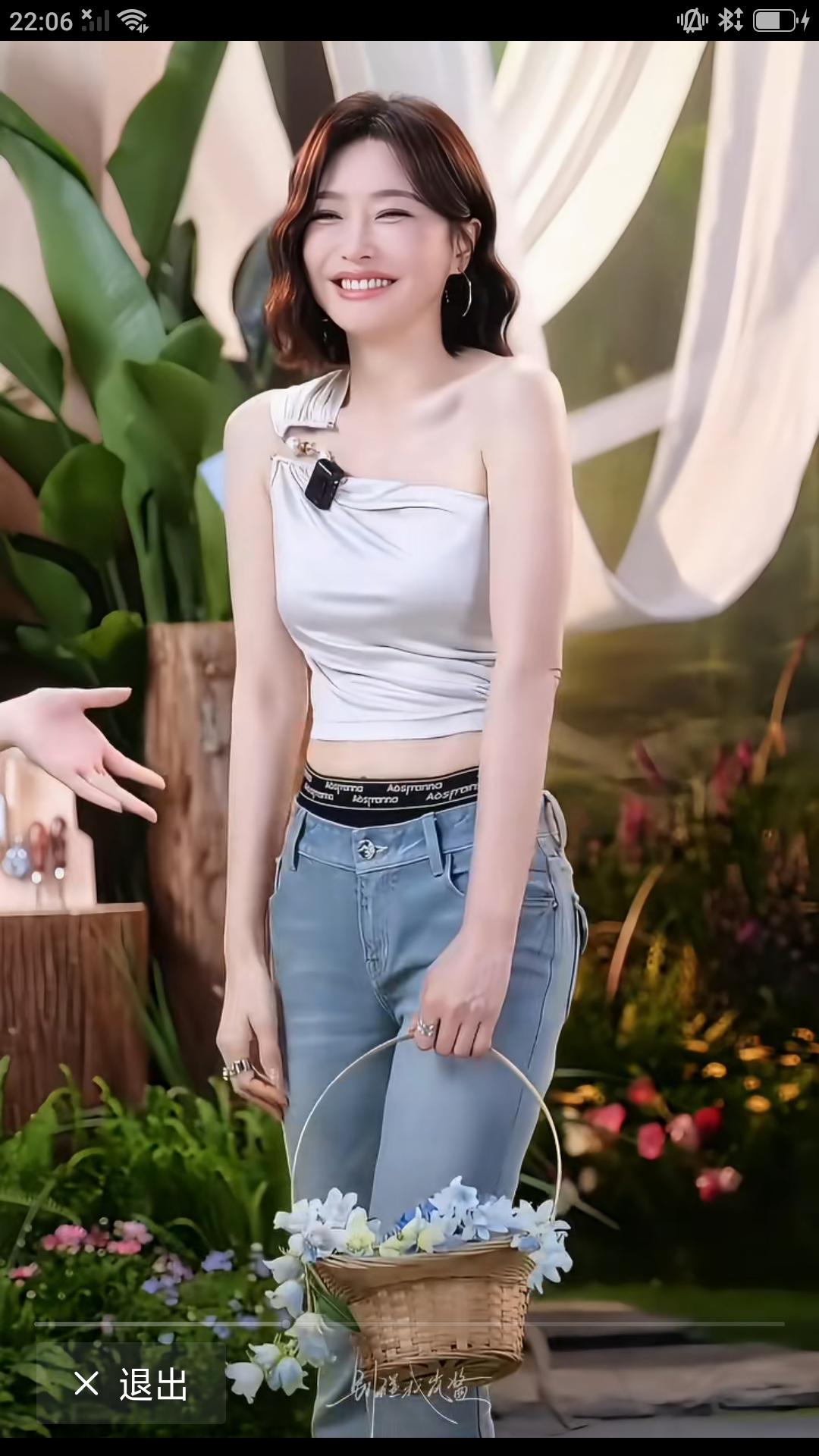 【最美秦岚】在国内影视圈中，演员，歌手秦岚的名字被众人熟知。她集青春靓丽和演技精