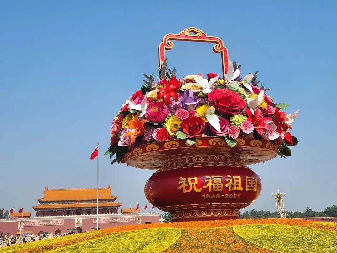 还没完工就有人抢着合影，天安门大花篮有何魅力？
国庆临近，天安门广场“祝福祖国”