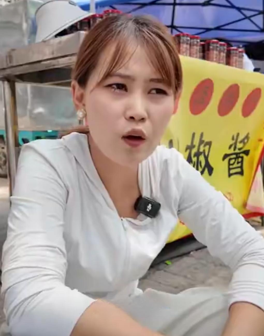 河北邯郸，一家不起眼的路边小摊，藏着最动人的普通人善意。28岁女孩冯程程创业失利