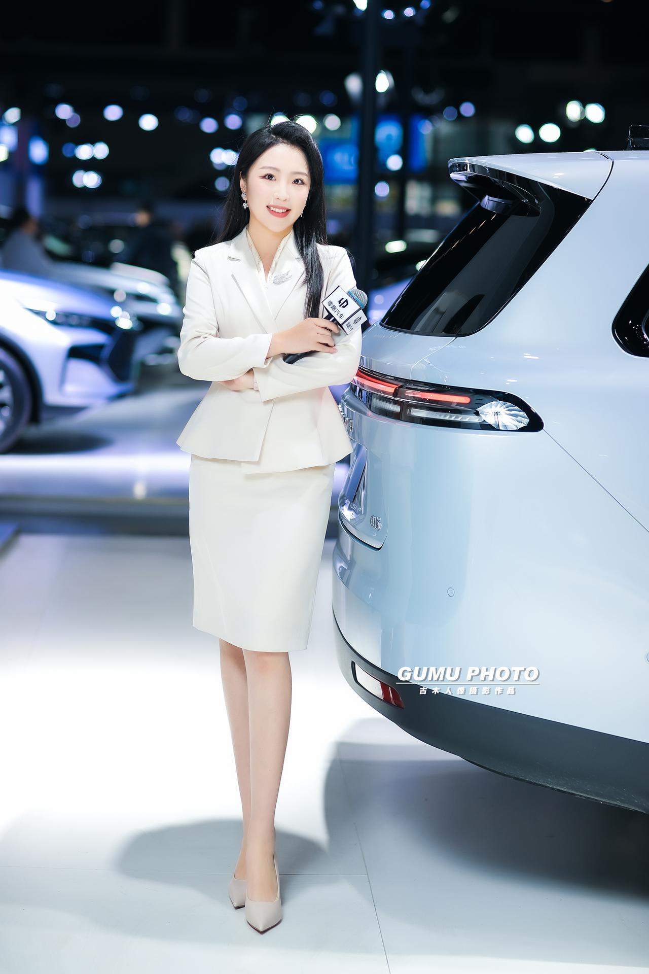 2025成都双十二车展零跑展台主持小姐姐