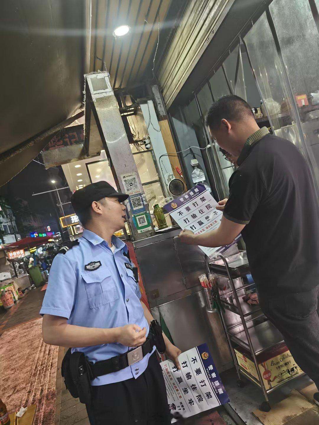 别打架，打输住院，打赢坐牢！美国一男子扶梯摔倒遭衣服勒喉身亡