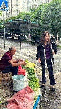 这事儿真是把“姜还是老的辣”演得明明白白。
原话就一句看着简单的话，放在现实里味
