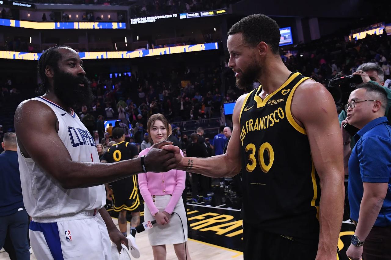 NBA 季前赛燃爆！哈登半场 13 分 8 助，库里手感欠佳，勇士险胜快船
库里