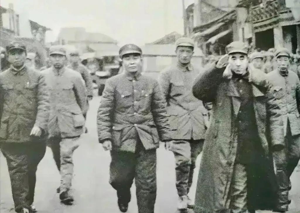 四野将领们入城时的一张照片，从无数枪林弹雨中过来的将领气势就是不一样。
