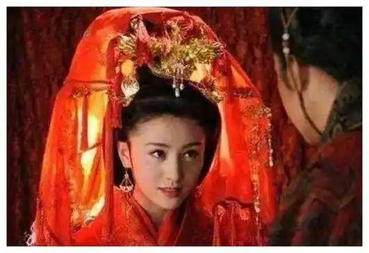 一天，贵族小姐娄昭君外出时，无意间瞥见一位面容俊美的守城小兵，内心怦然心动，竟然