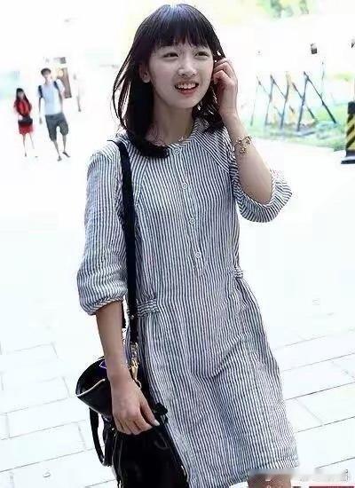 周冬雨当年大学入学时的照片，满脸胶原蛋白的既视感，清纯甜美外加文艺范儿不愧被选为