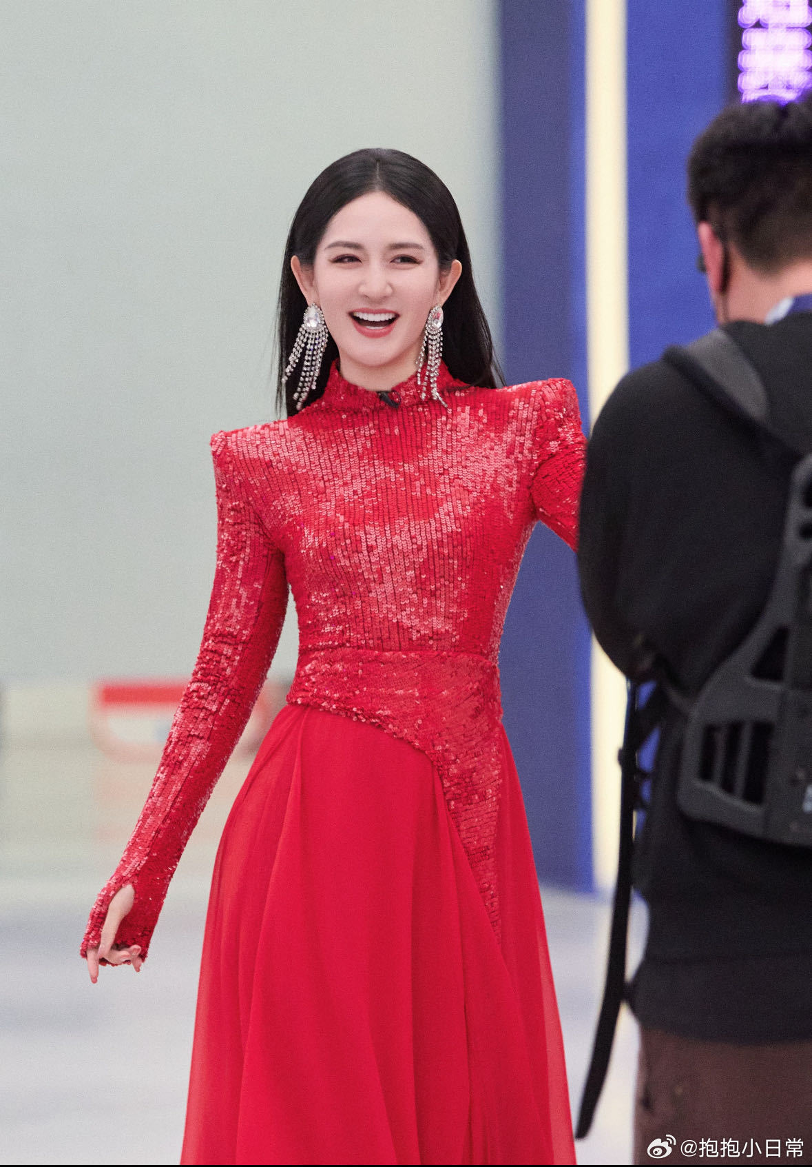 浪姐直播谢娜念的感谢词 娜姐细腻温暖，能活跃现场气氛，也能帮姐姐们舒缓压力，她的