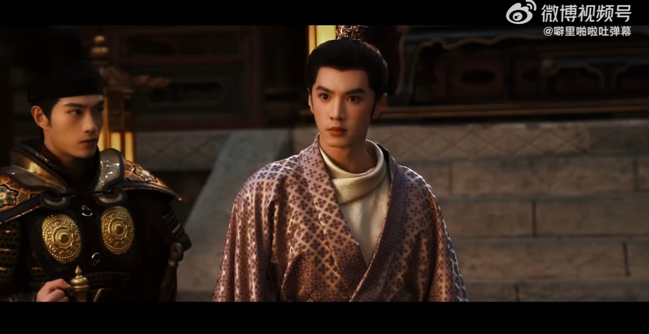 一开口就是帝王本帝！陈哲远用声音构建了一个完整的英寡形象：朝堂上字字千钧，私下里