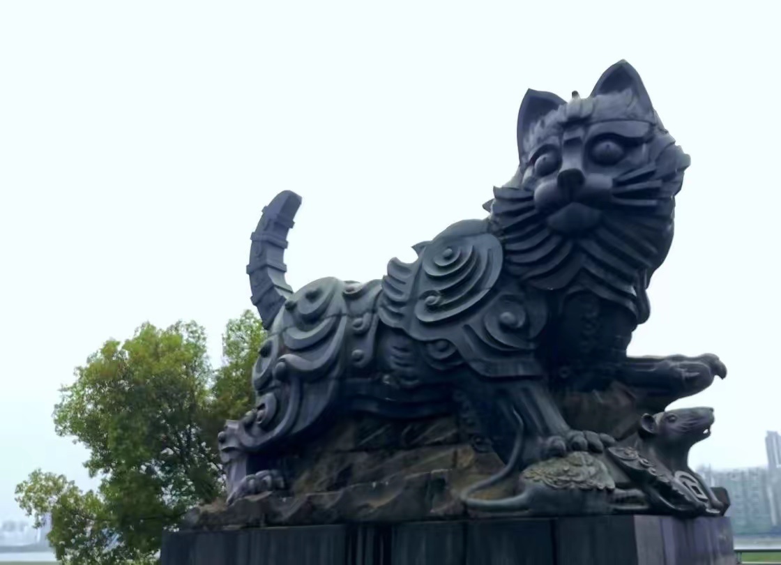 也说南昌八一大桥上的猫。最近几天关于南昌八一大桥上两只雕塑猫，成为网民的热议话题