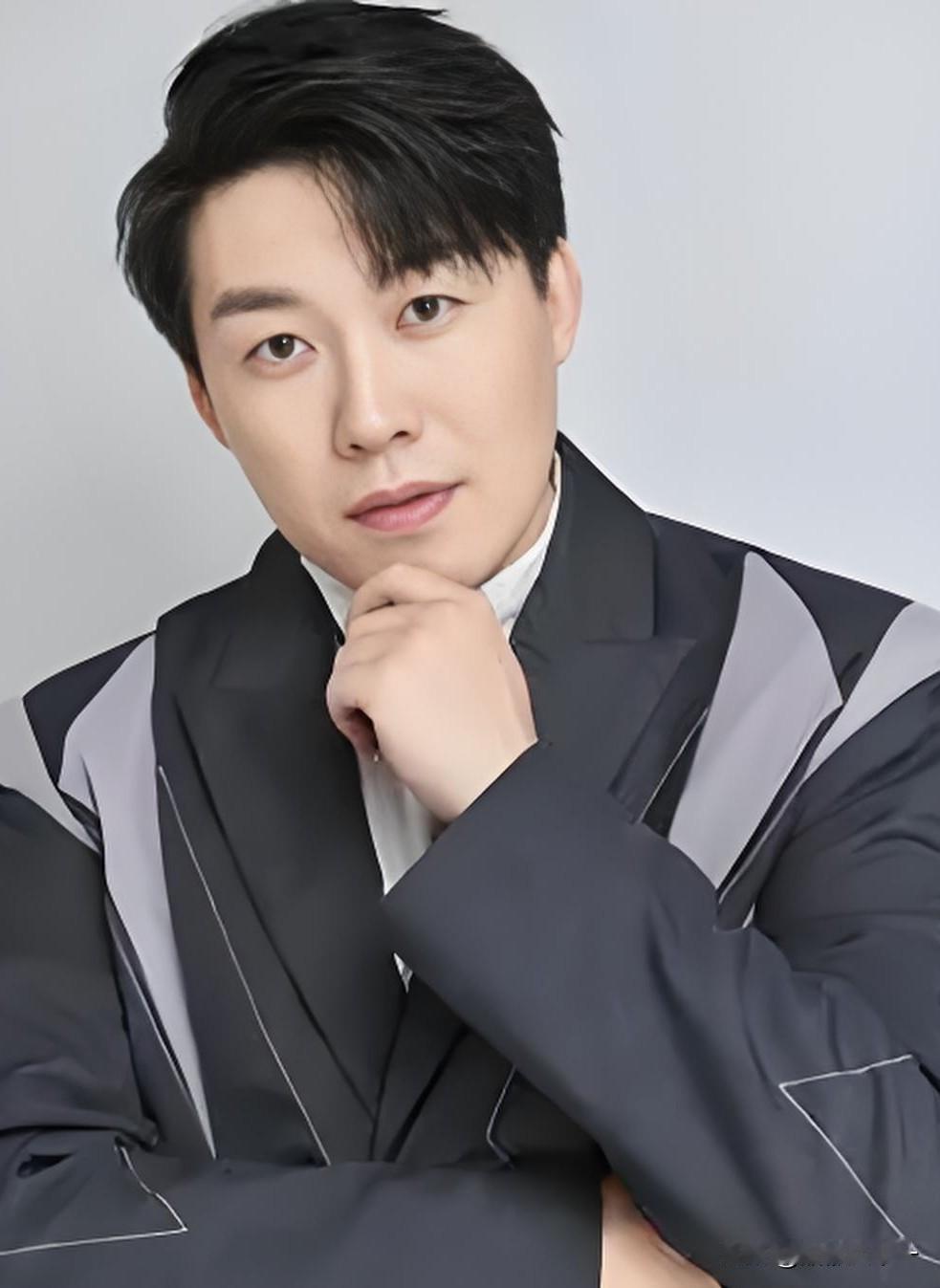 没想到被张浩给带入剧情了，

倒不是看他被小吴给“穿小鞋”哈，

而是他和自己老