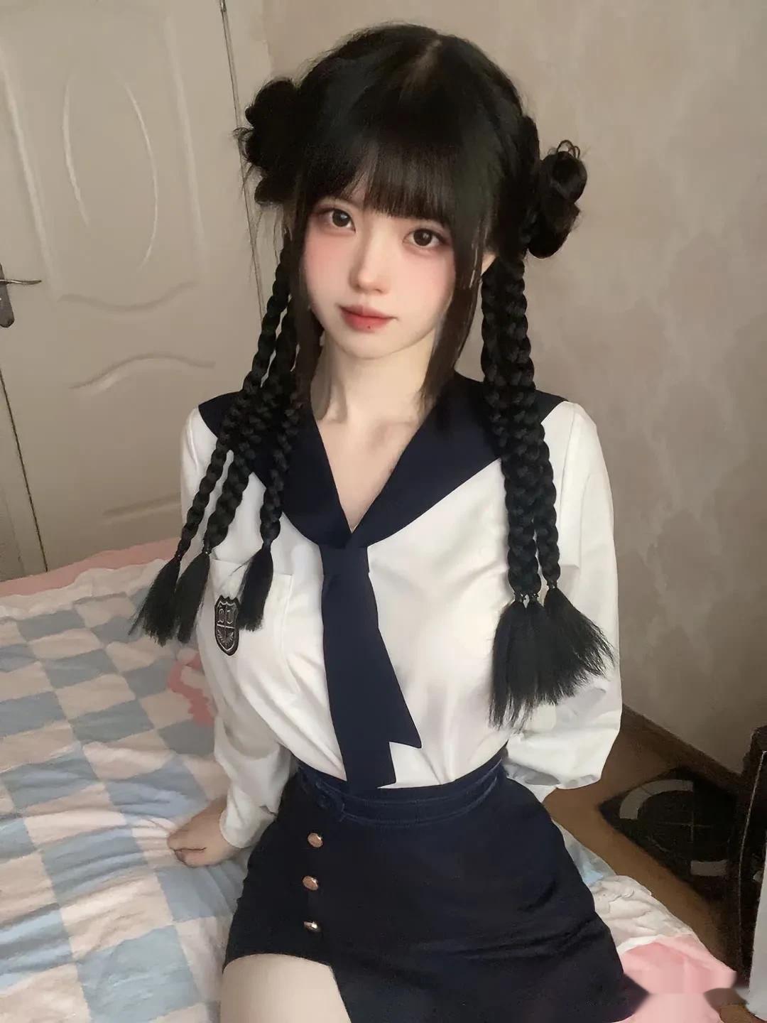为啥女生见面也化妆，因为她们要自拍。
       