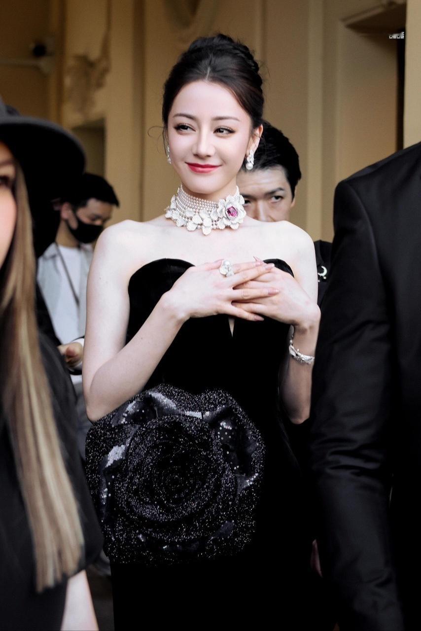 娱乐[超话]迪丽热巴御木本重视程度迪丽热巴御木本待遇 这个迪丽热巴了不起，戴了新