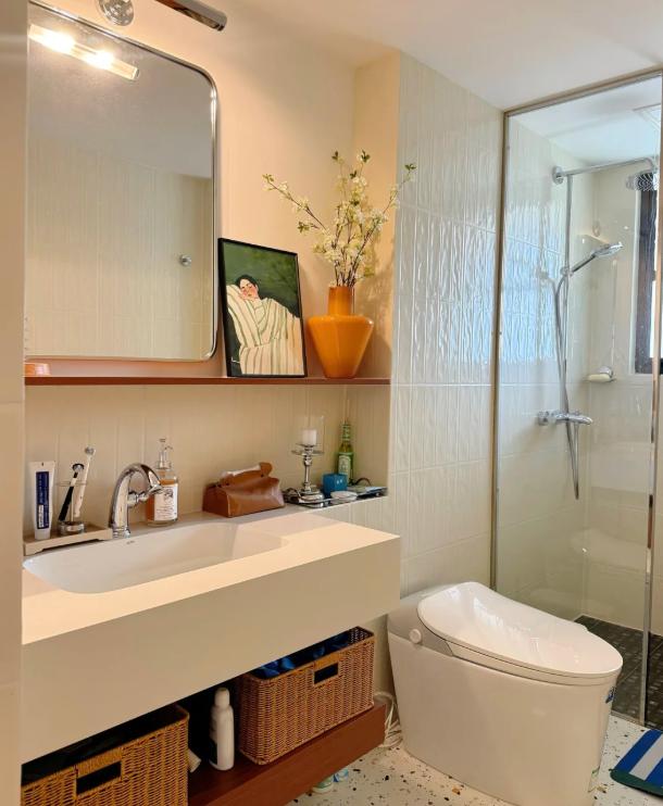 闺蜜家装修时非要装浴缸，说“每天下班泡个澡，想想就幸福”。结果住进去一年，浴缸变