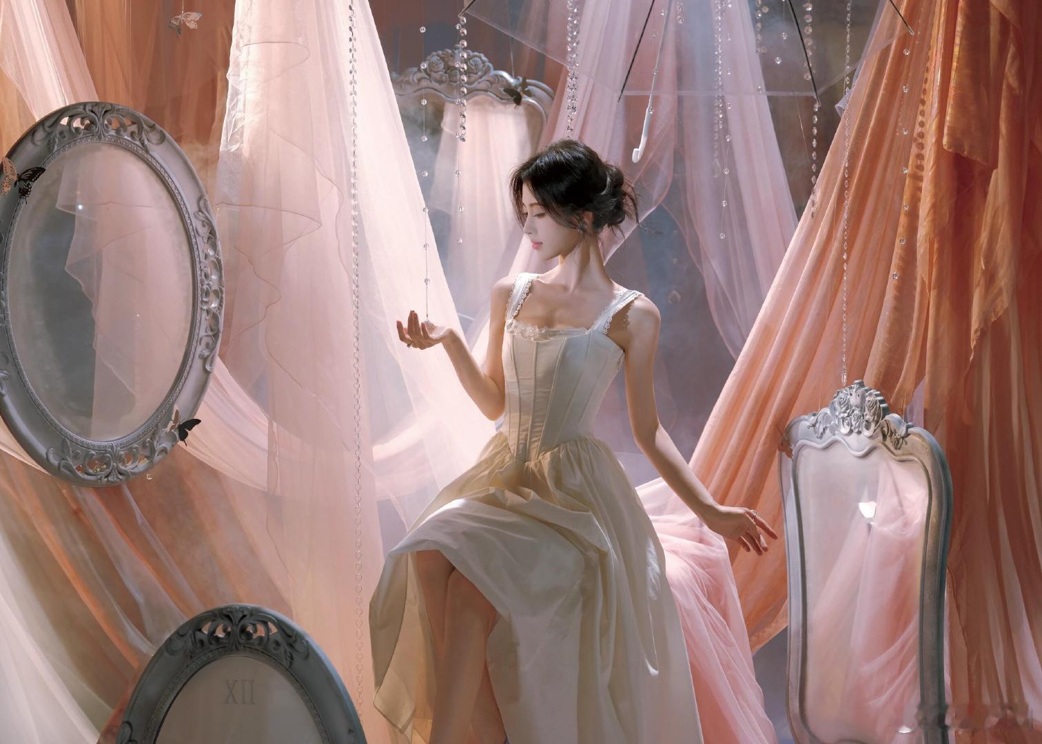鞠婧祎白吊带连衣裙鞠婧祎一袭法式公主裙造型，鞠婧祎太美了吧。鞠婧祎法式公主裙 ​
