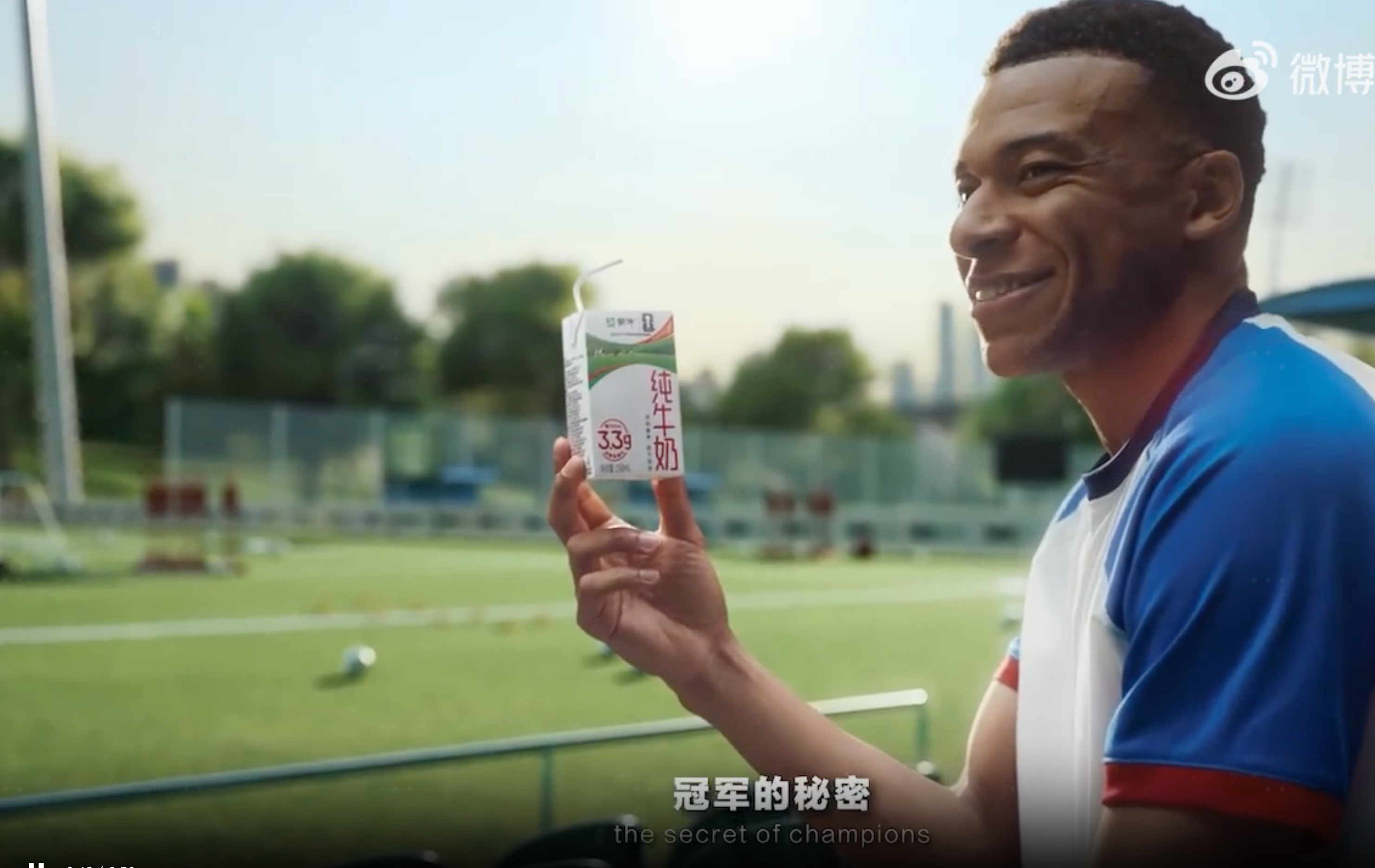原来冠军的秘密，真会被藏在身后。梅西说“一直练着呢”，姆巴佩说“常规训练，随机应