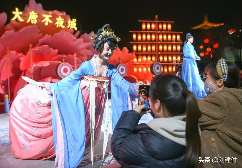 西安“不倒翁小姐姐”宣布离职 西安“不倒翁小姐姐”皮卡晨宣布离职。她在大唐不夜城