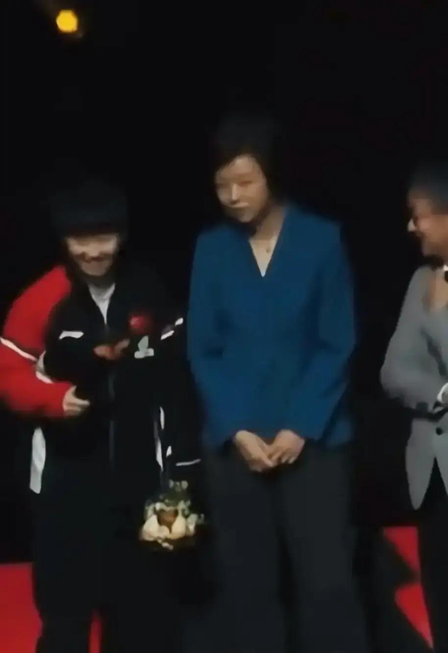 孙颖莎伤退半决赛，球迷都跟着揪心。
 
她说离场时王励勤主席早就在出口等着，和肖