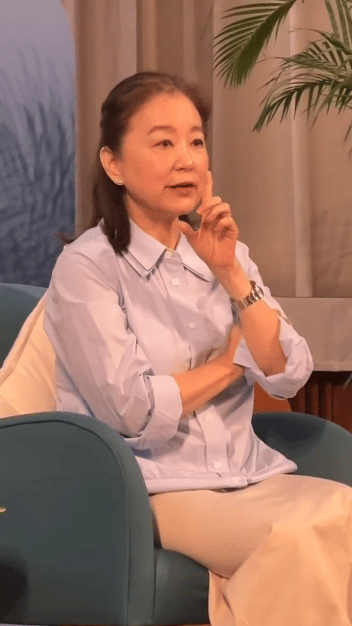 不知道大家觉不觉得
林青霞这么大年纪了
眼里依然有光！

其实很多明星老了
我们