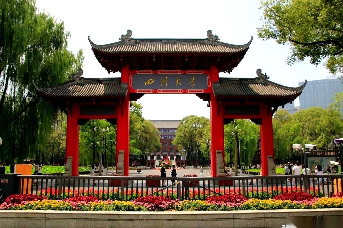 606分。
放在平时，这绝对是亲戚聚会能横着走的分数，家长做梦都能笑醒。
但今年