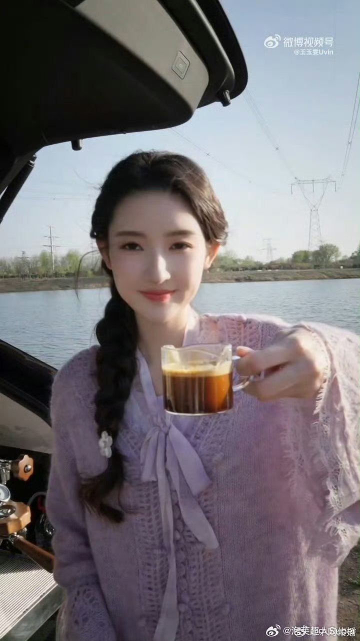 王玉雯终于品上手磨咖啡了 王玉雯最新vlog手磨咖啡绝了，从接地气到高阶玩家，这