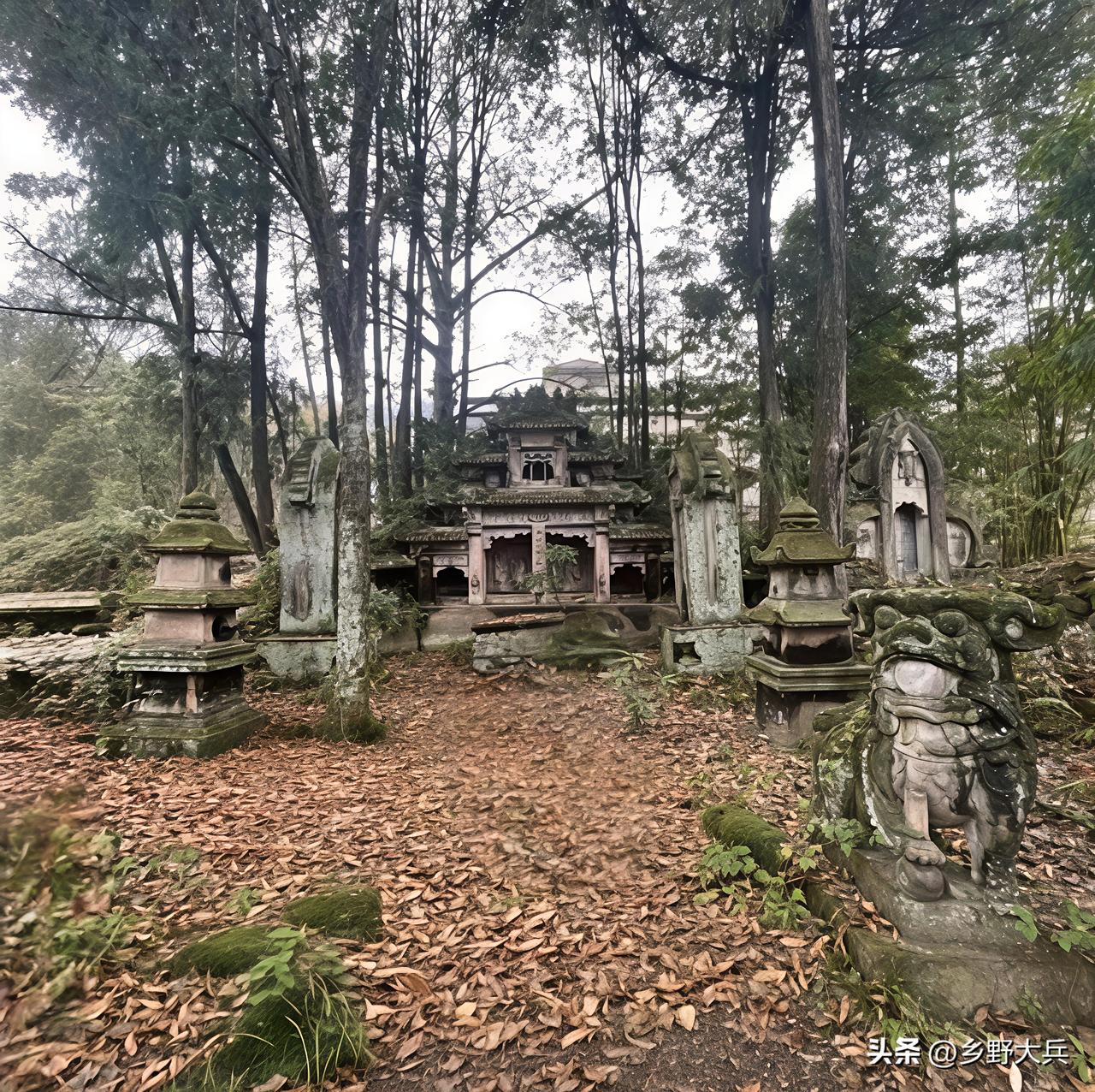 山顶上发现一座大型古墓，墓前有石狮石塔石柱，封土堆上长满了大树，眼看十分宏伟壮观