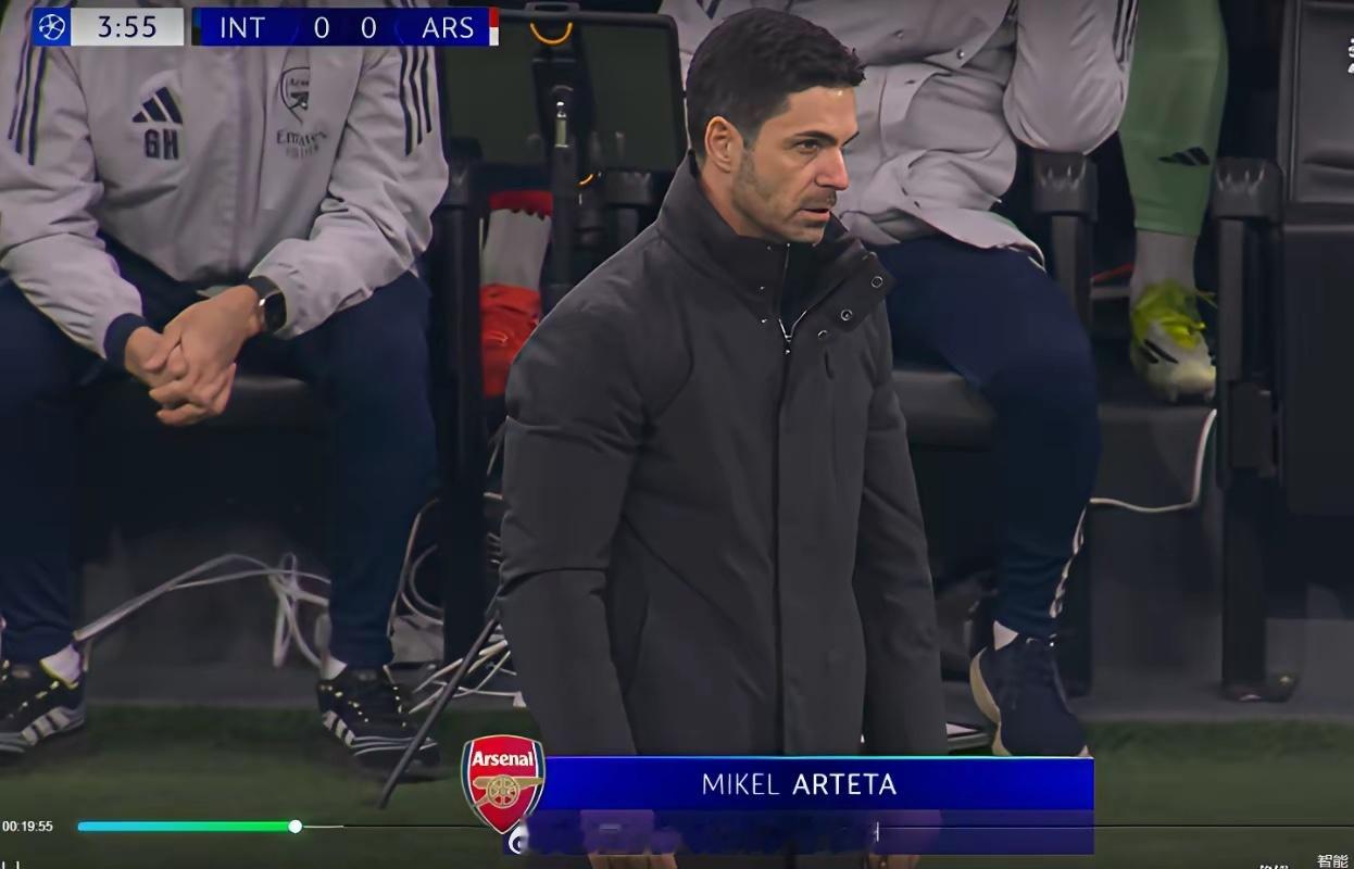 当前世界第一教练阿尔特塔，因为阿森纳在双榜称霸，英超无敌，欧冠全胜。大巴黎在法甲