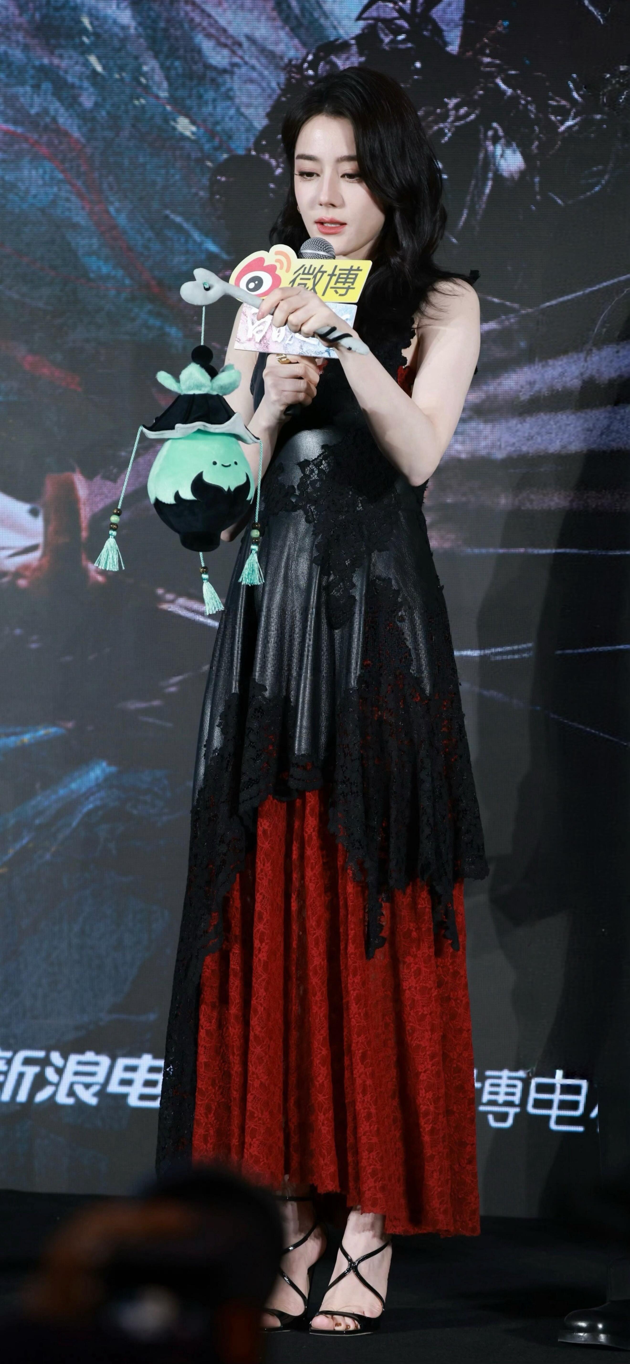 迪丽热巴 x 最新追剧团生图·内搭红色蕾丝性感极了