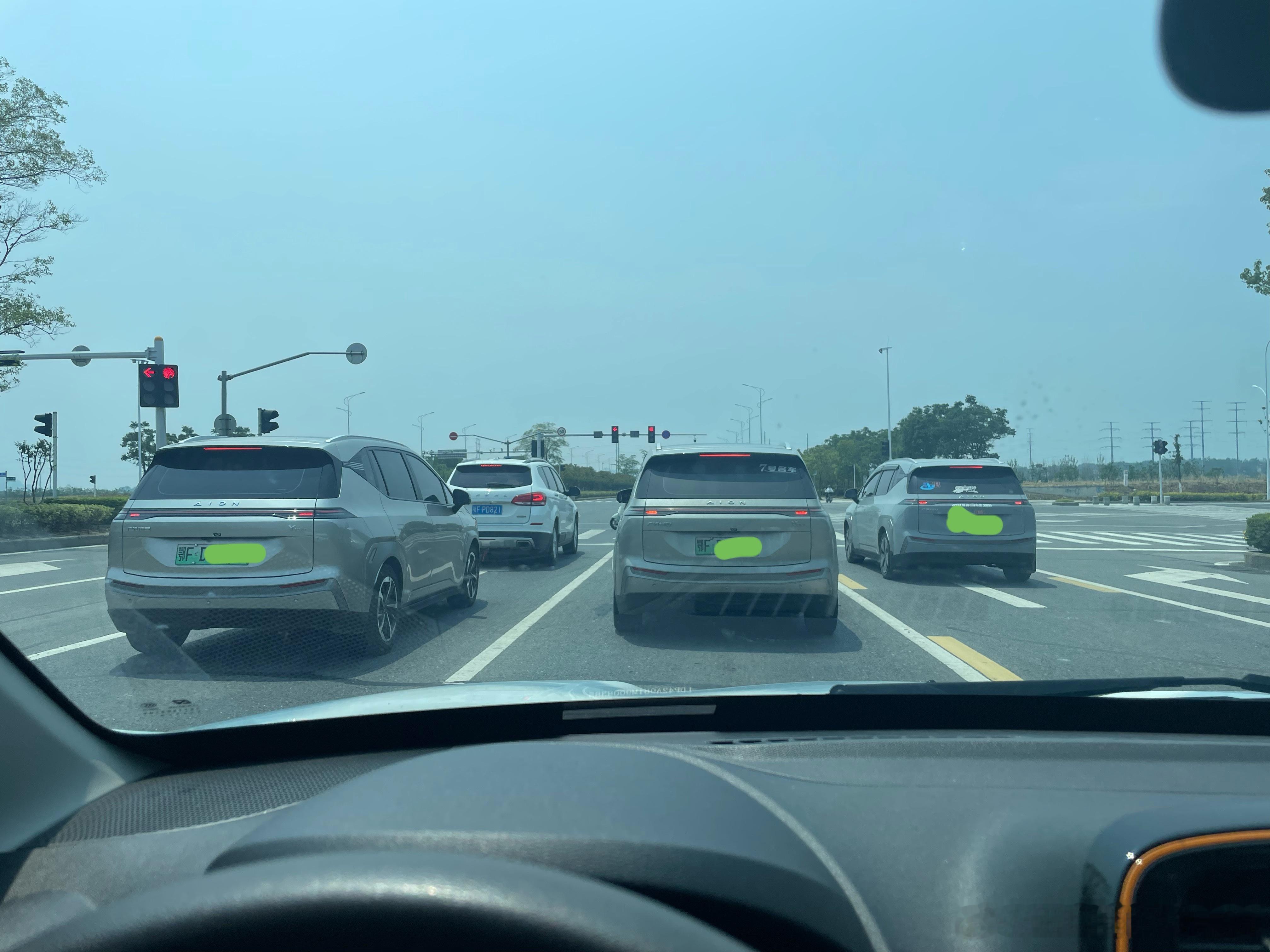 一个路口碰到3台埃安Y的机会真不多这个车其实挺有性价比的空间大，续航多，长得还好