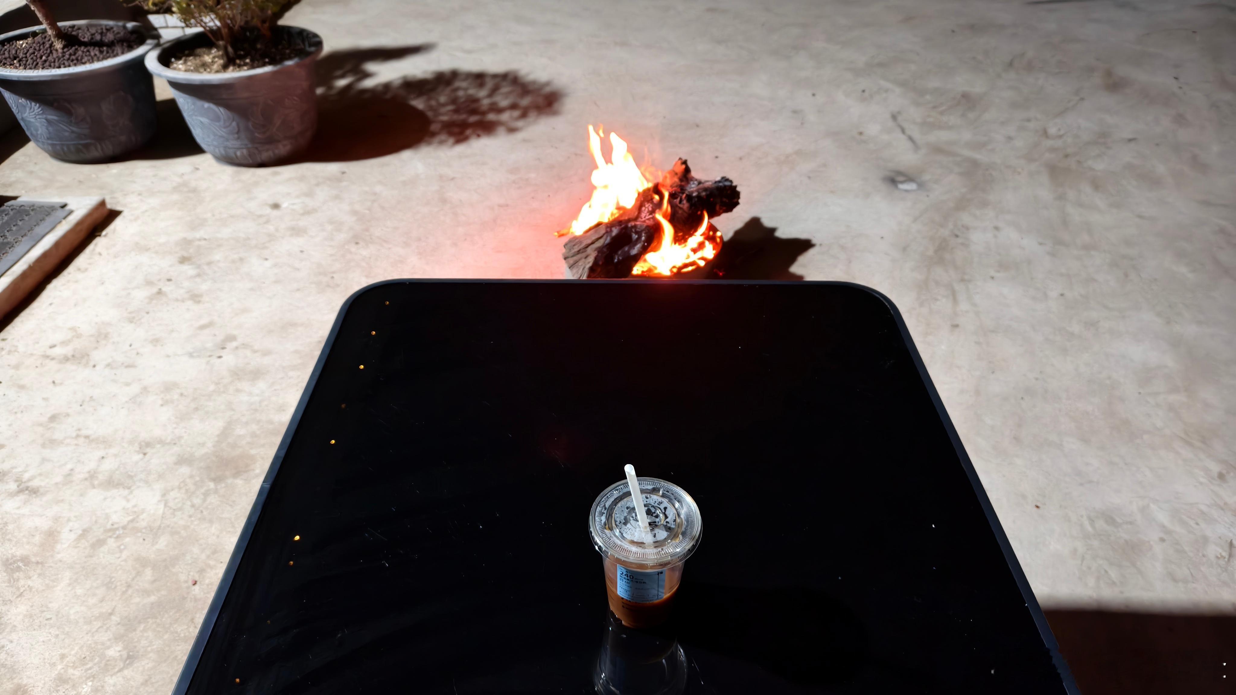 喝着咖啡烤着火，七九东去春将来。 