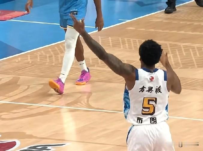 厉害！布朗谈命中关键三分：

“我对自己很有信心。”

“不管前面投丢多少。”