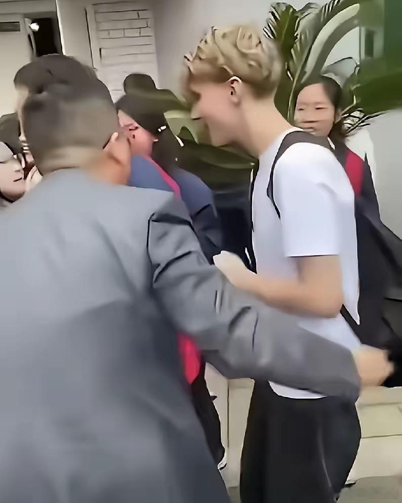 中国的教育真的是出了大问题，在福建一所中学，一名黄头发，蓝眼睛的外籍男生学员来到