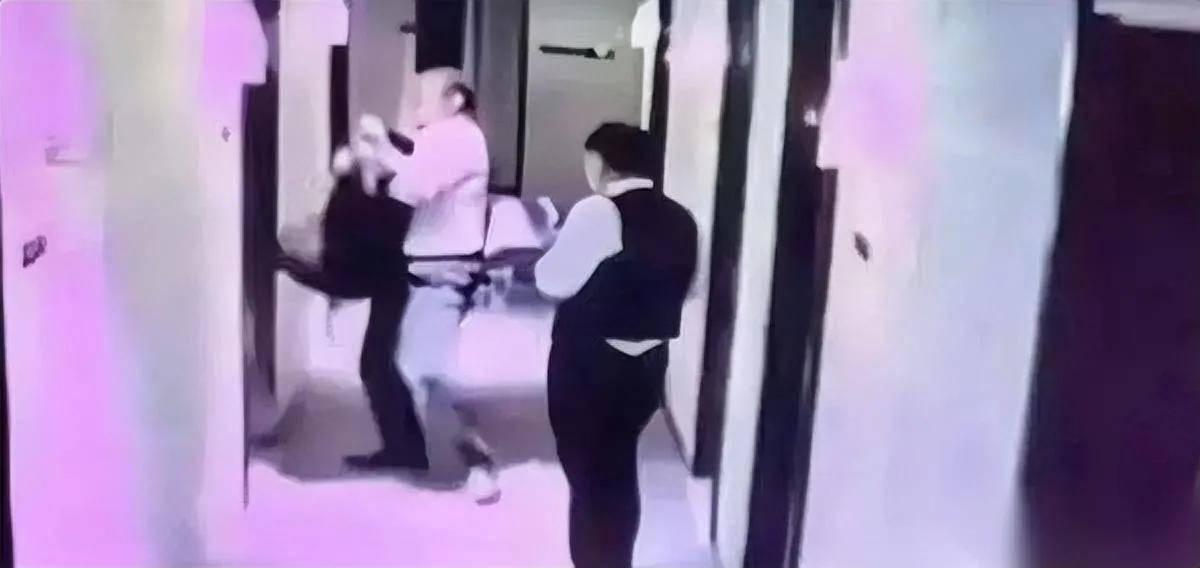 电梯门合拢那秒，她就按下录音键？

干净得可怕的“醉话”里，她连老板袖口褶皱都数
