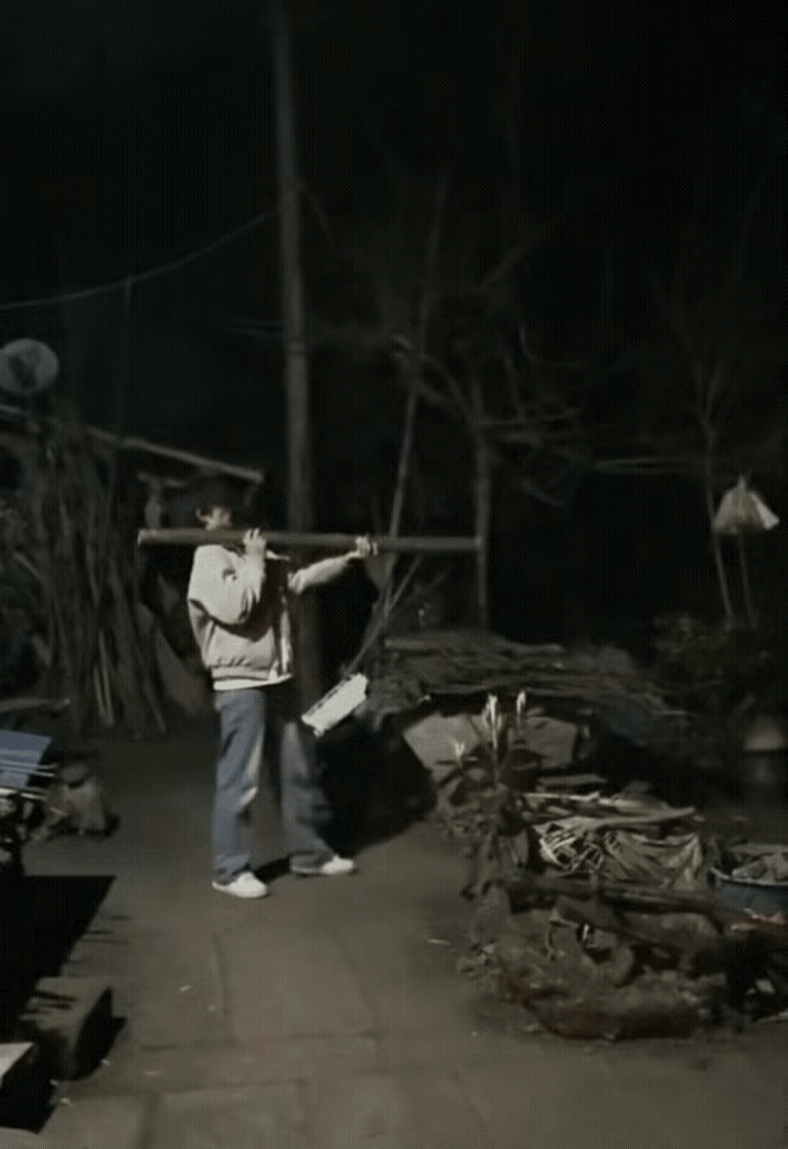 33岁，家里顶梁柱，就因为手里攥着一支大号烟花，人没了。

大年初六湖南湘阴这场